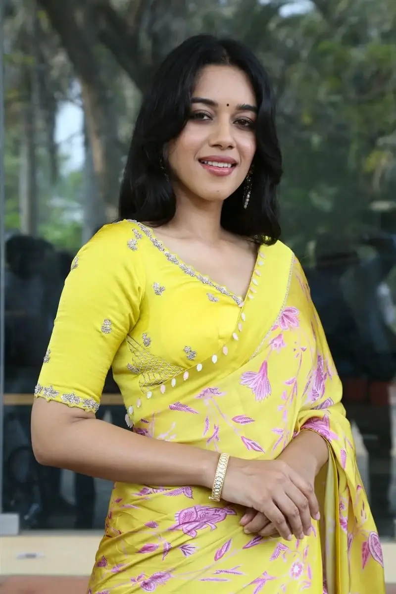 ACTRESS MIRNALINI RAVI IN YELLOW SAREE AT LOVE GURU MOVIE MEET 10